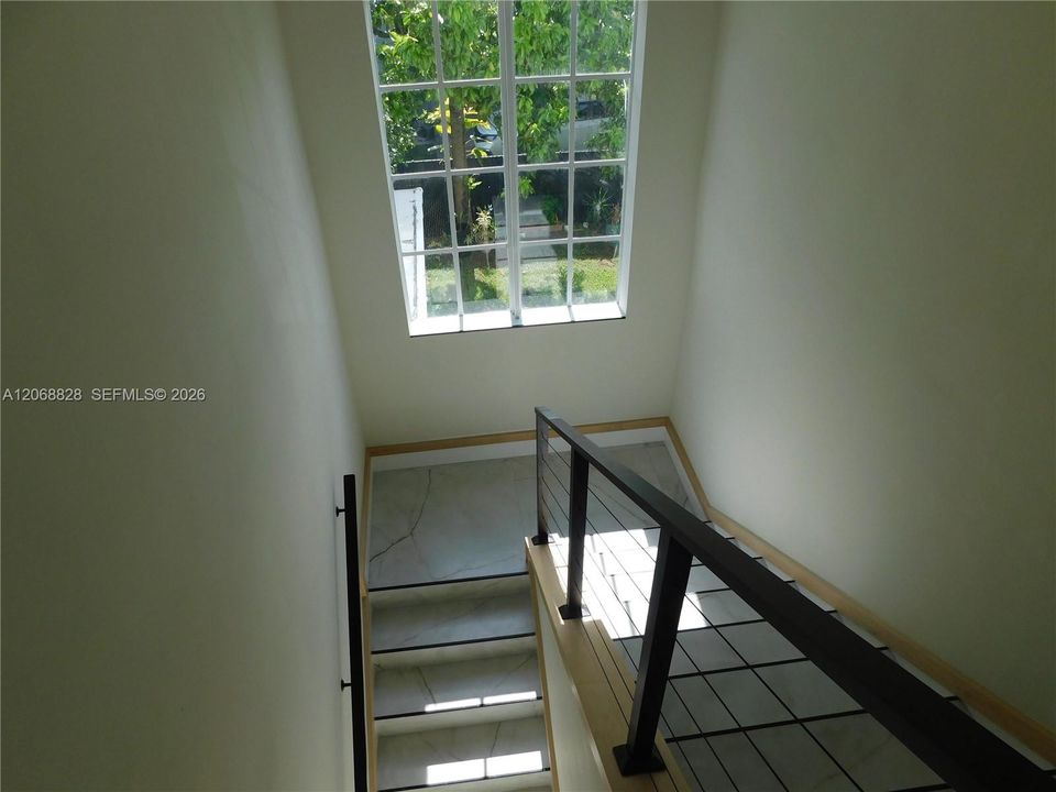 For Rent: $2,500 (2 beds, 1 baths, 800 Square Feet)