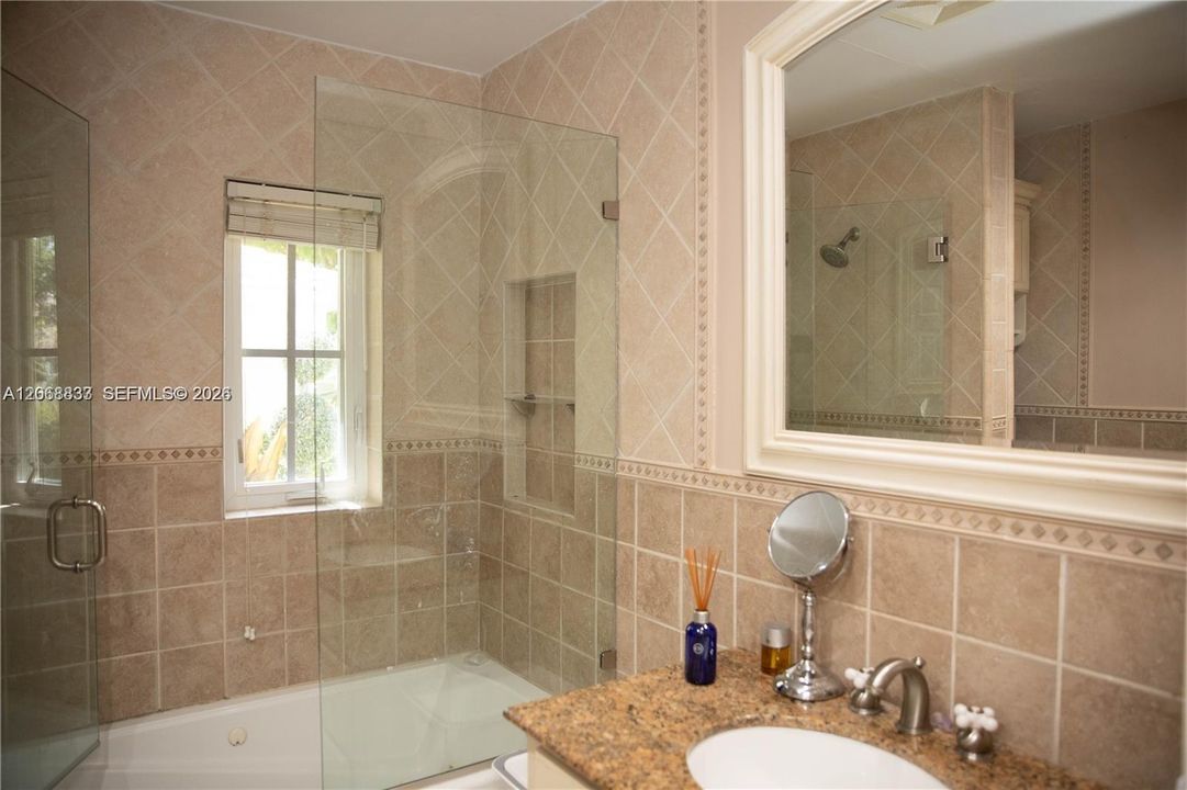 Activo con contrato: $1,450,000 (4 camas, 3 baños, 3318 Pies cuadrados)