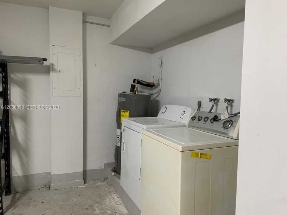 2 cars garage and laundry