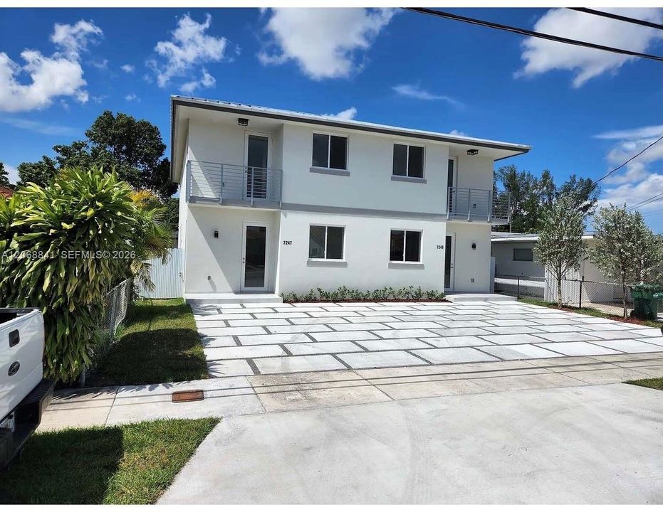 Recently Rented: $3,600 (3 beds, 4 baths, 1960 Square Feet)