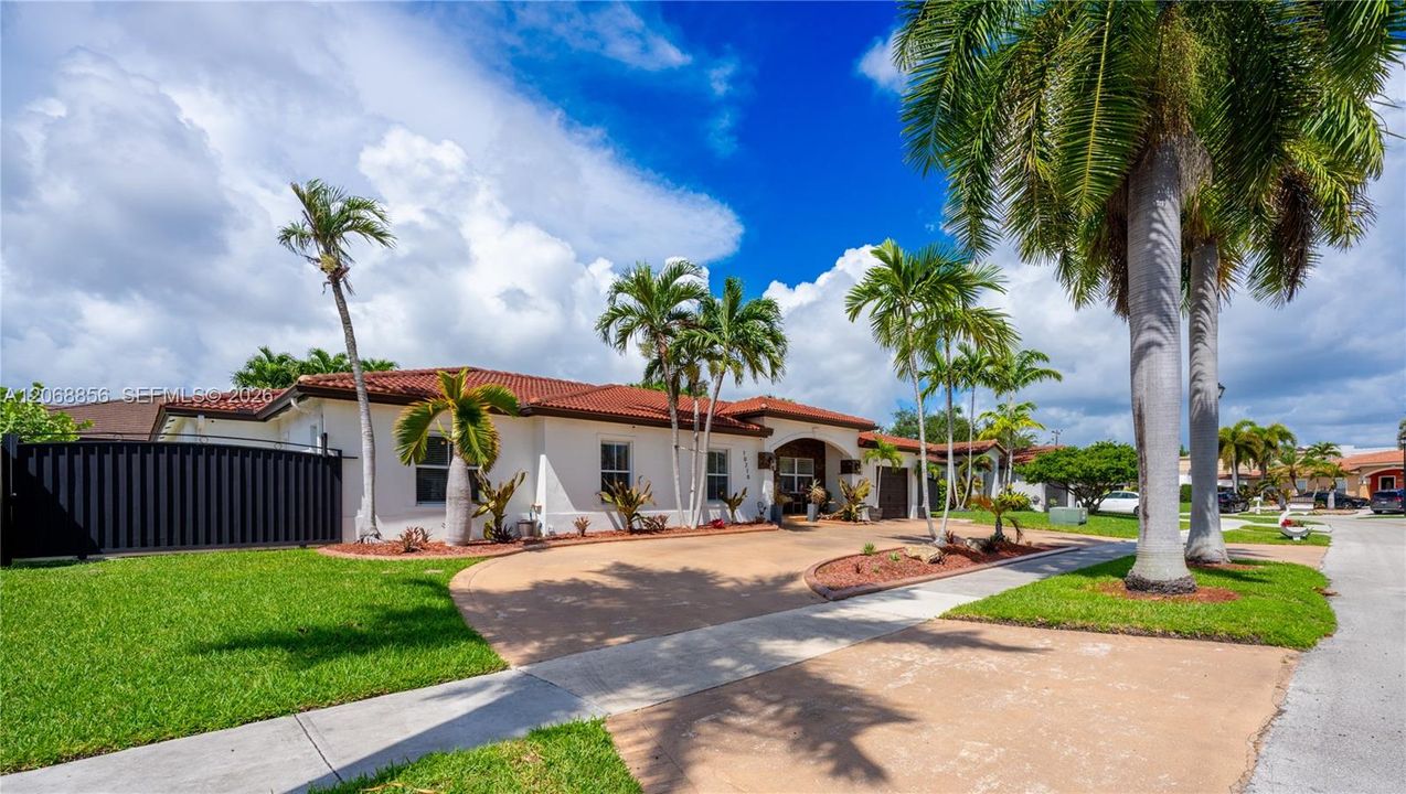 For Sale: $989,000 (4 beds, 3 baths, 2607 Square Feet)