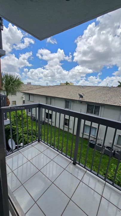 For Sale: $224,999 (2 beds, 2 baths, 812 Square Feet)