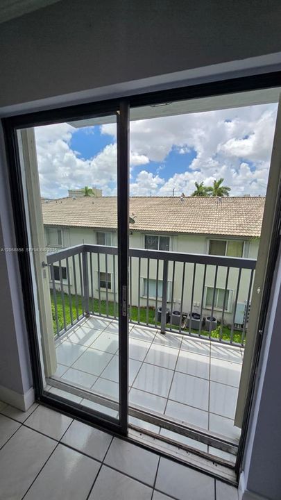 For Sale: $224,999 (2 beds, 2 baths, 812 Square Feet)