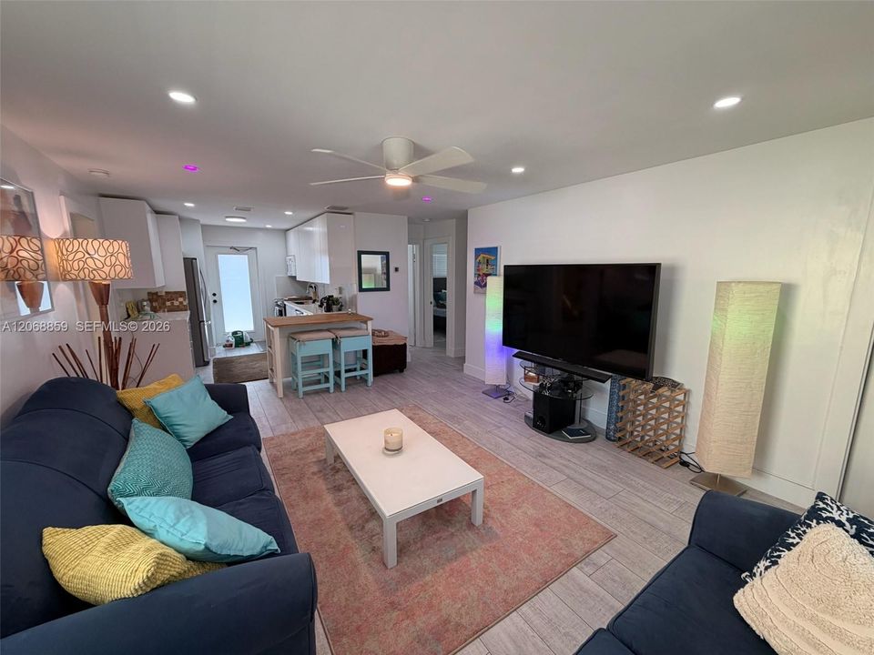 For Rent: $3,250 (2 beds, 1 baths, 1007 Square Feet)