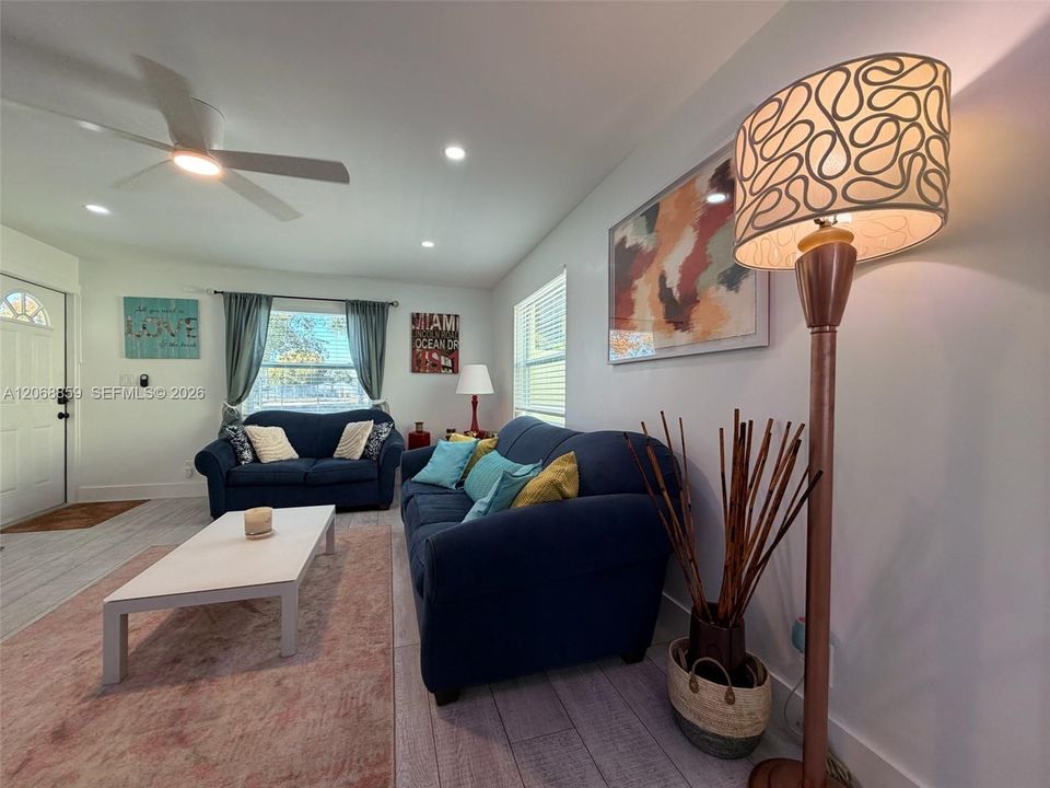 For Rent: $3,250 (2 beds, 1 baths, 1007 Square Feet)