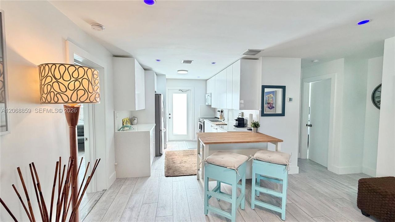 For Rent: $3,250 (2 beds, 1 baths, 1007 Square Feet)