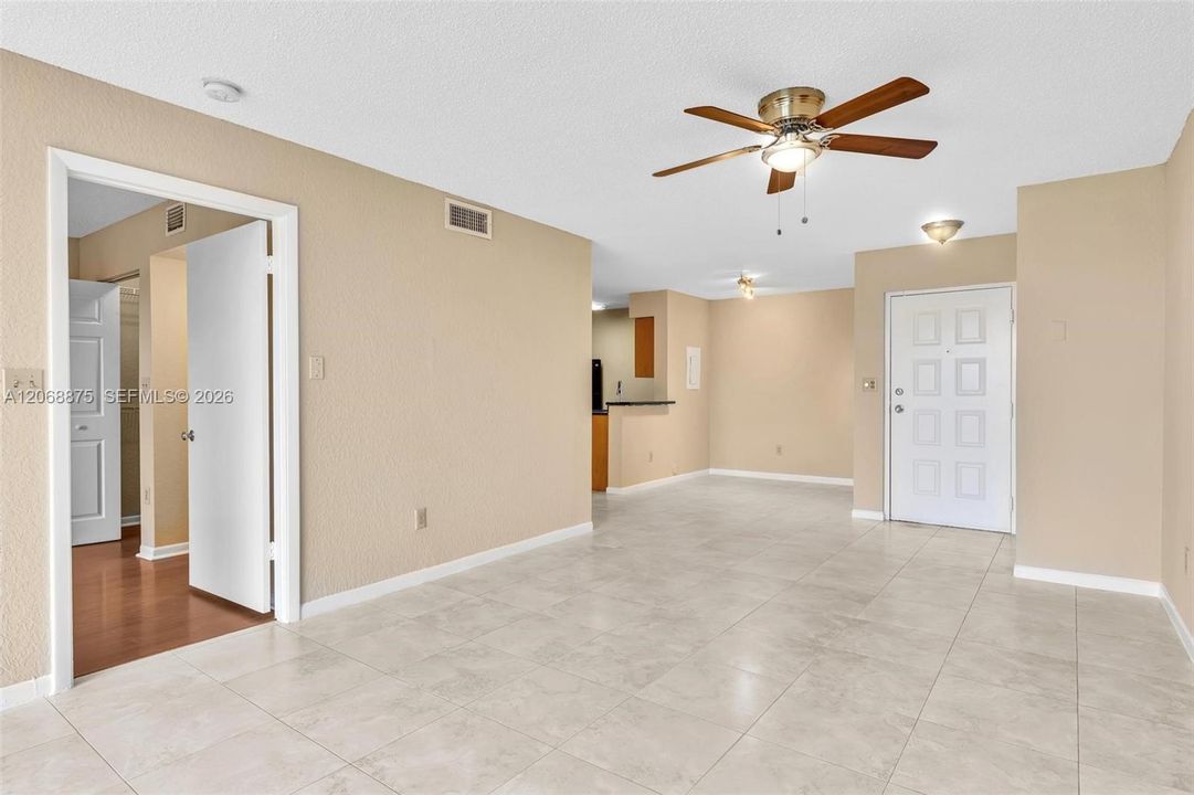 For Sale: $199,900 (1 beds, 1 baths, 862 Square Feet)