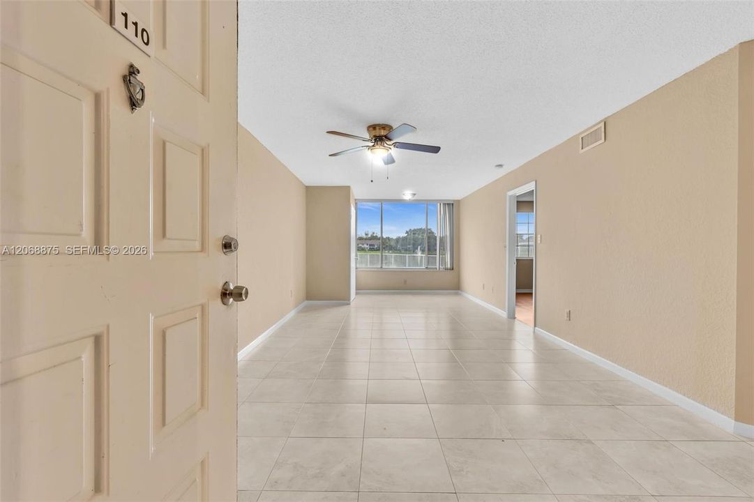 For Sale: $199,900 (1 beds, 1 baths, 862 Square Feet)