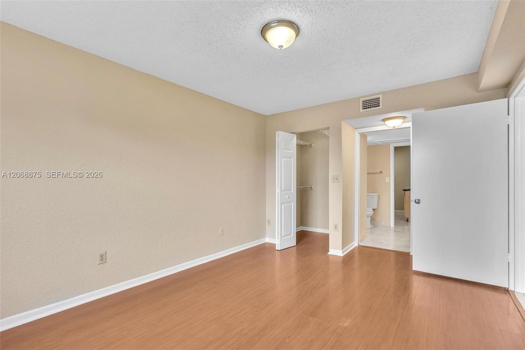 For Sale: $199,900 (1 beds, 1 baths, 862 Square Feet)