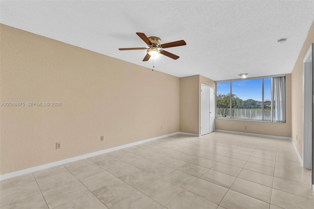 For Sale: $199,900 (1 beds, 1 baths, 862 Square Feet)