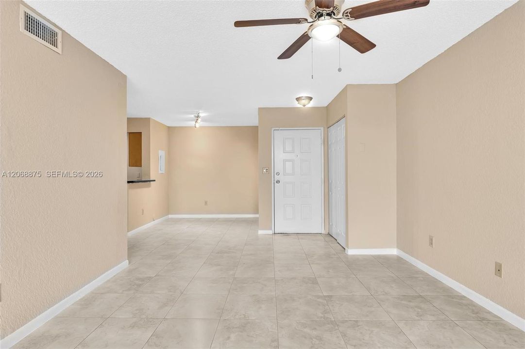 For Sale: $199,900 (1 beds, 1 baths, 862 Square Feet)