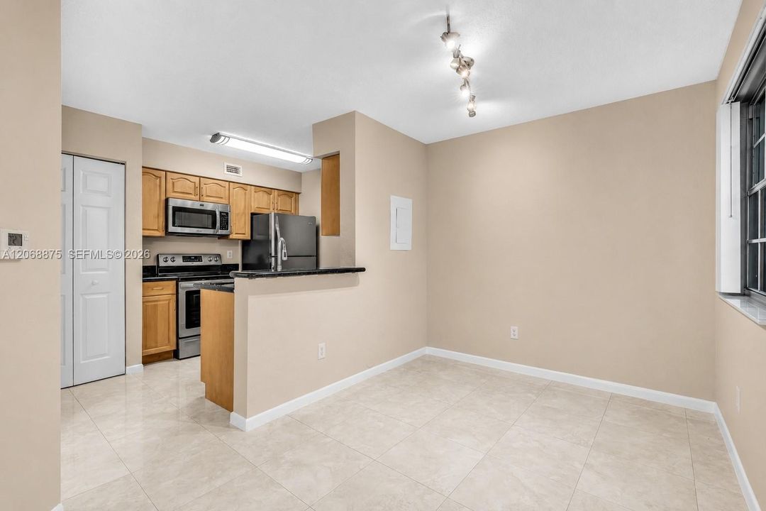 For Sale: $199,900 (1 beds, 1 baths, 862 Square Feet)