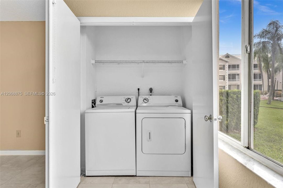 For Sale: $199,900 (1 beds, 1 baths, 862 Square Feet)