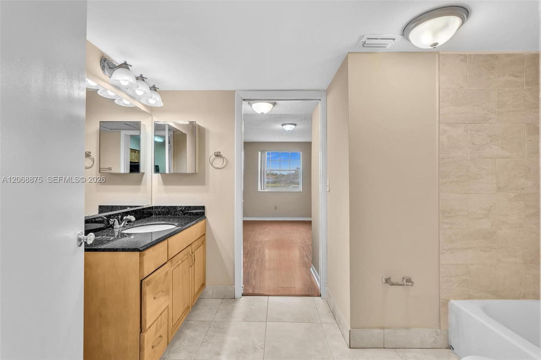 For Sale: $199,900 (1 beds, 1 baths, 862 Square Feet)