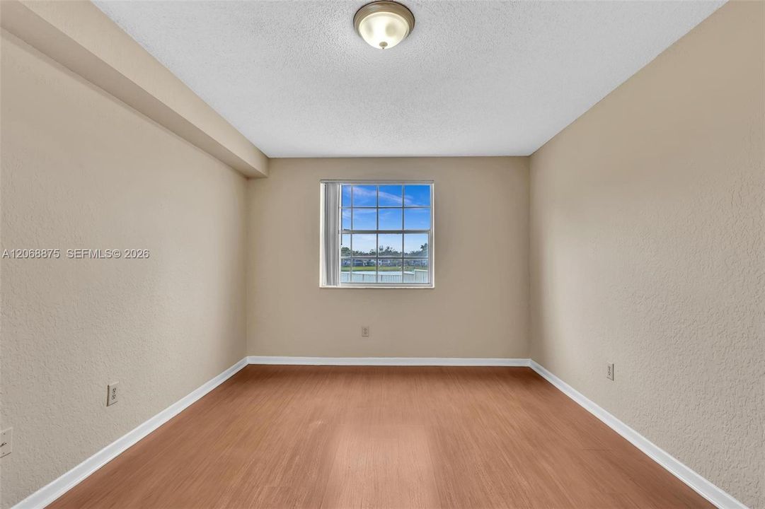 For Sale: $199,900 (1 beds, 1 baths, 862 Square Feet)