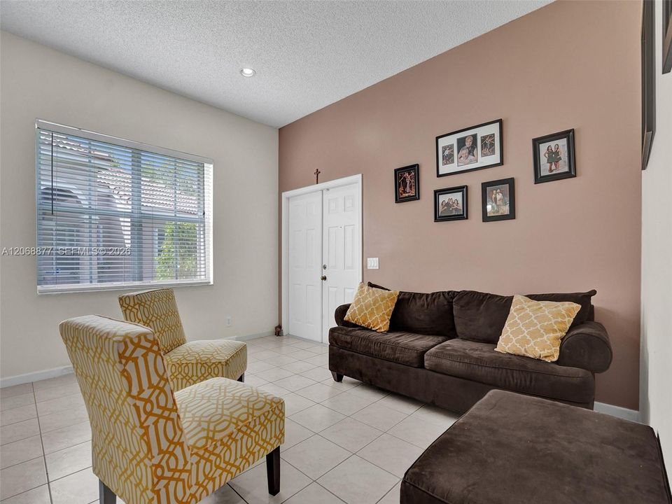 For Rent: $3,900 (3 beds, 2 baths, 1662 Square Feet)