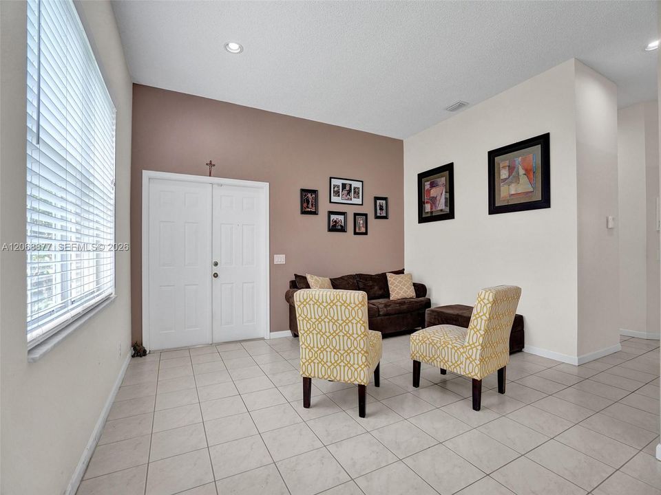 For Rent: $3,900 (3 beds, 2 baths, 1662 Square Feet)