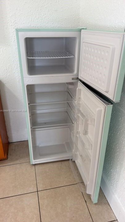 For Rent: $1,400 (1 beds, 1 baths, 300 Square Feet)
