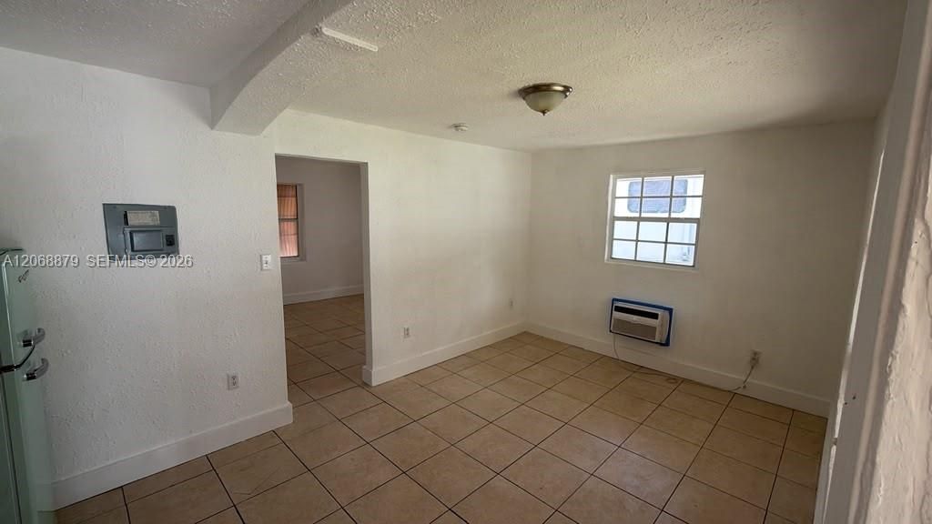 For Rent: $1,400 (1 beds, 1 baths, 300 Square Feet)