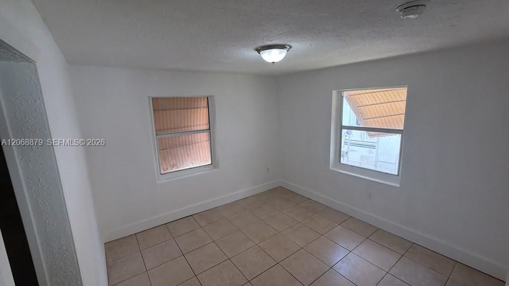 For Rent: $1,400 (1 beds, 1 baths, 300 Square Feet)