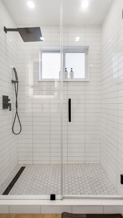 For Rent: $2,700 (4 beds, 2 baths, 1600 Square Feet)
