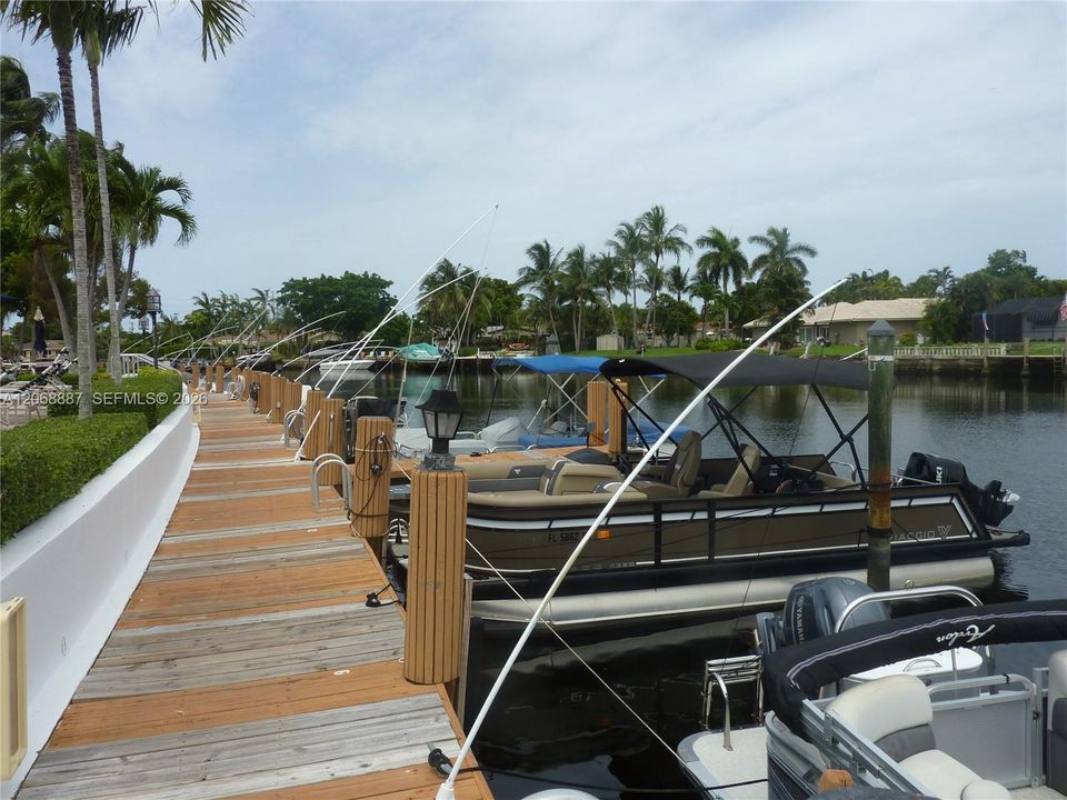 For Sale: $214,500 (2 beds, 2 baths, 982 Square Feet)