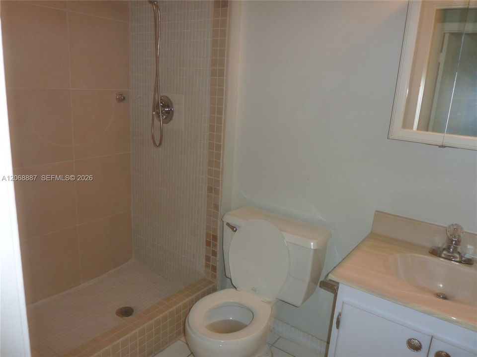 For Sale: $214,500 (2 beds, 2 baths, 982 Square Feet)