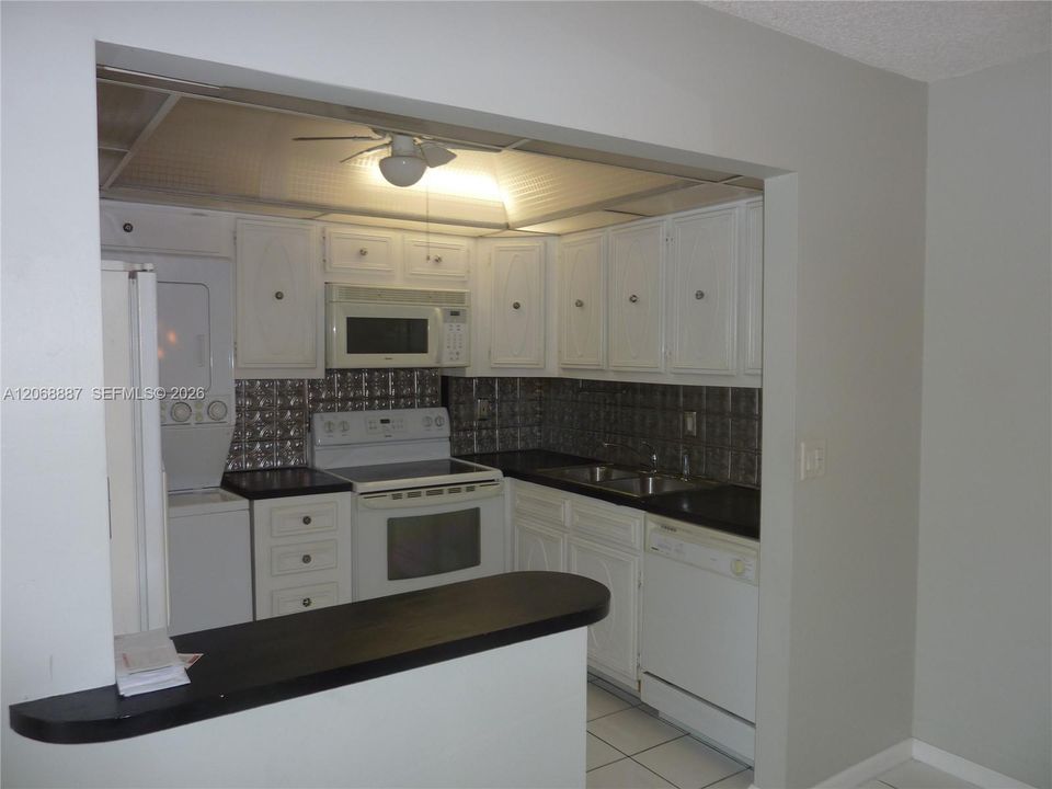 For Sale: $214,500 (2 beds, 2 baths, 982 Square Feet)
