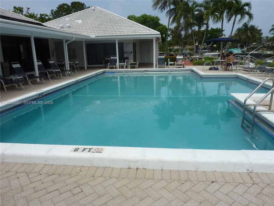 For Sale: $214,500 (2 beds, 2 baths, 982 Square Feet)