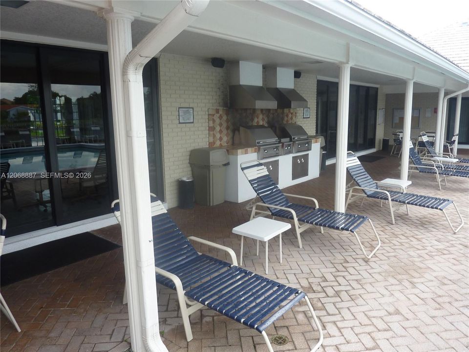 For Sale: $214,500 (2 beds, 2 baths, 982 Square Feet)