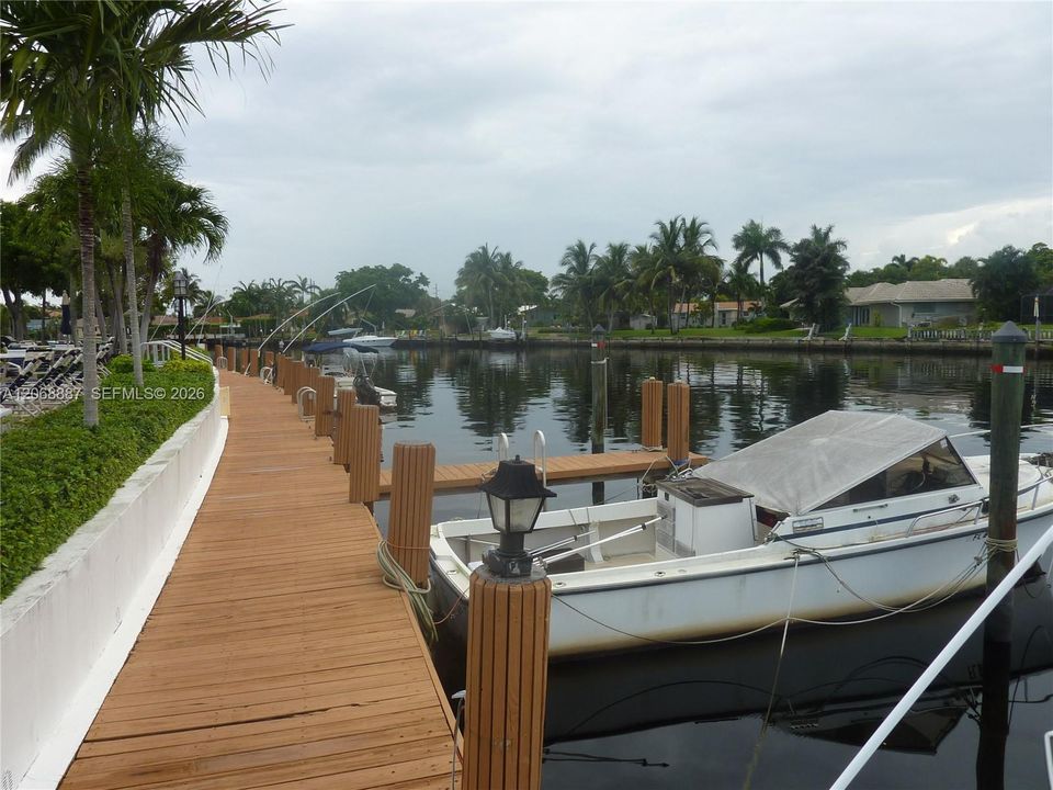 For Sale: $214,500 (2 beds, 2 baths, 982 Square Feet)