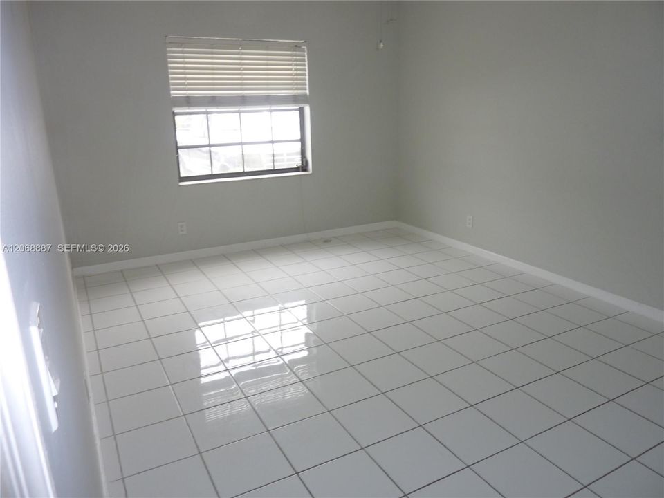 For Sale: $214,500 (2 beds, 2 baths, 982 Square Feet)