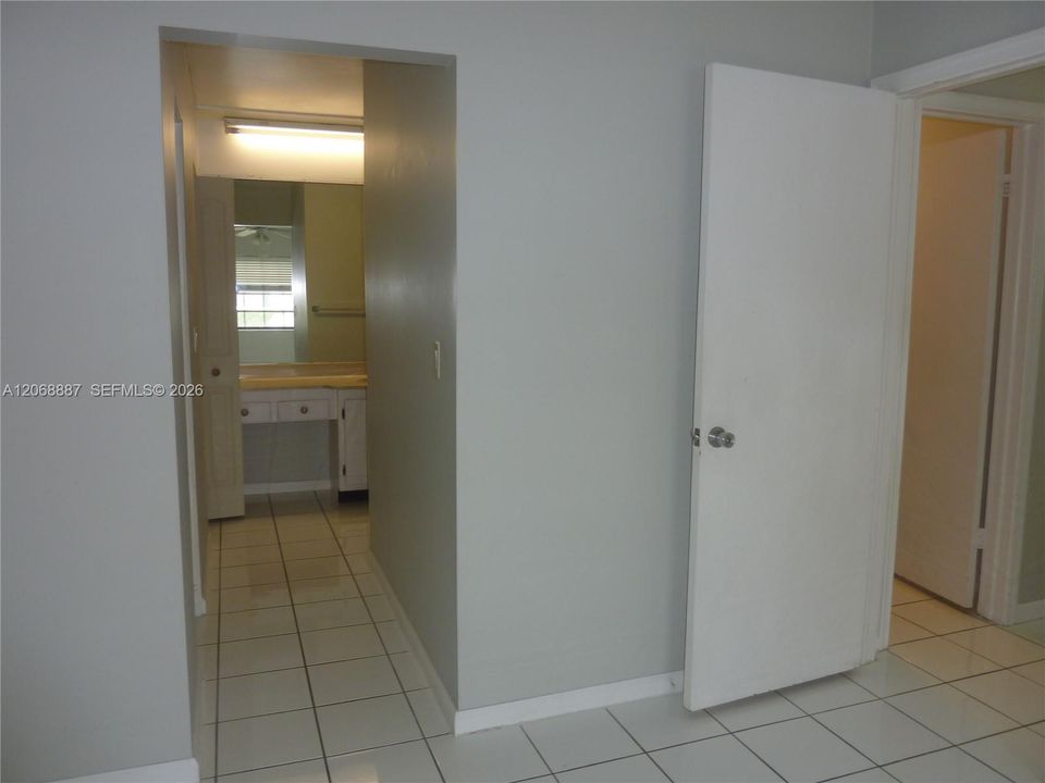 For Sale: $214,500 (2 beds, 2 baths, 982 Square Feet)