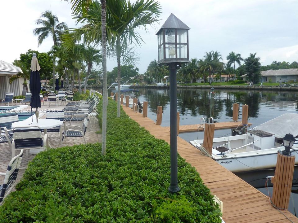 For Sale: $214,500 (2 beds, 2 baths, 982 Square Feet)