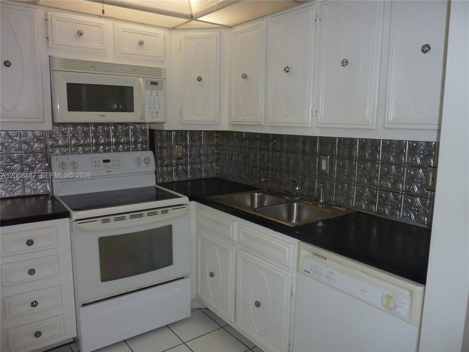 For Sale: $214,500 (2 beds, 2 baths, 982 Square Feet)