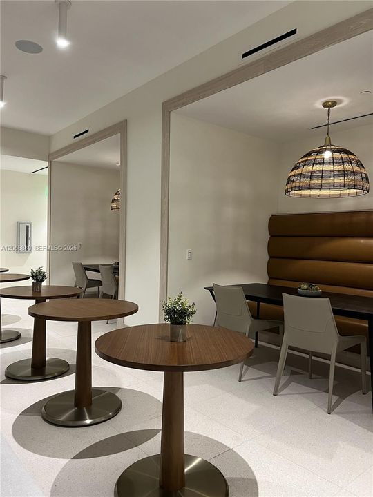 For Sale: $550,000 (1 beds, 1 baths, 468 Square Feet)