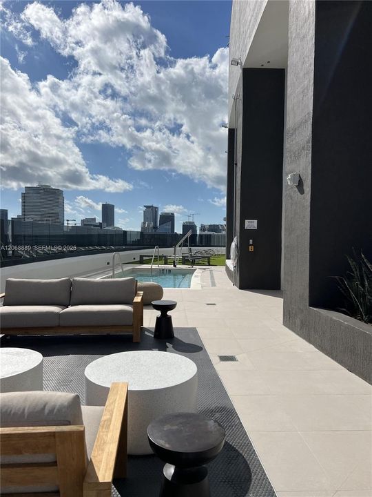 For Sale: $550,000 (1 beds, 1 baths, 468 Square Feet)