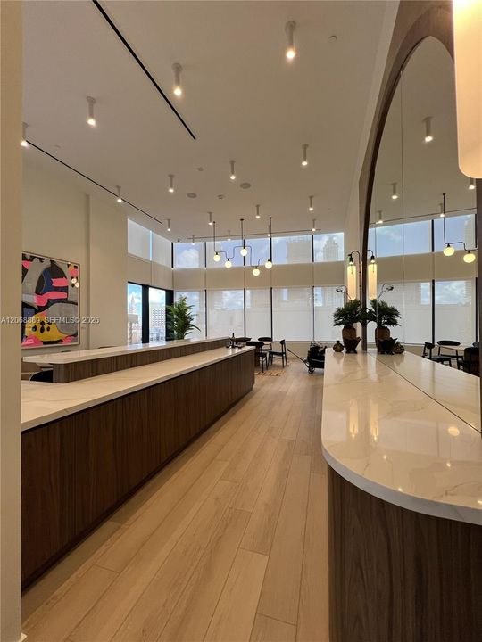 For Sale: $550,000 (1 beds, 1 baths, 468 Square Feet)