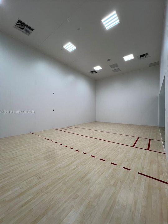 For Sale: $550,000 (1 beds, 1 baths, 468 Square Feet)