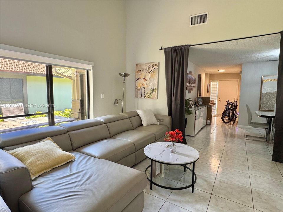 For Rent: $2,550 (2 beds, 2 baths, 1237 Square Feet)