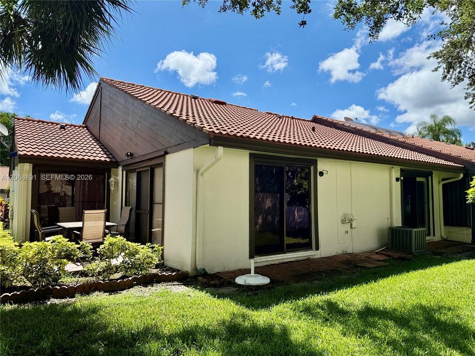 For Rent: $2,550 (2 beds, 2 baths, 1237 Square Feet)