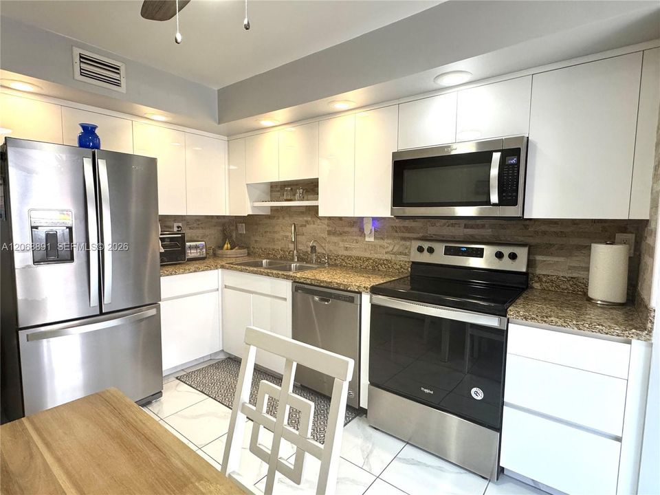 For Rent: $2,550 (2 beds, 2 baths, 1237 Square Feet)