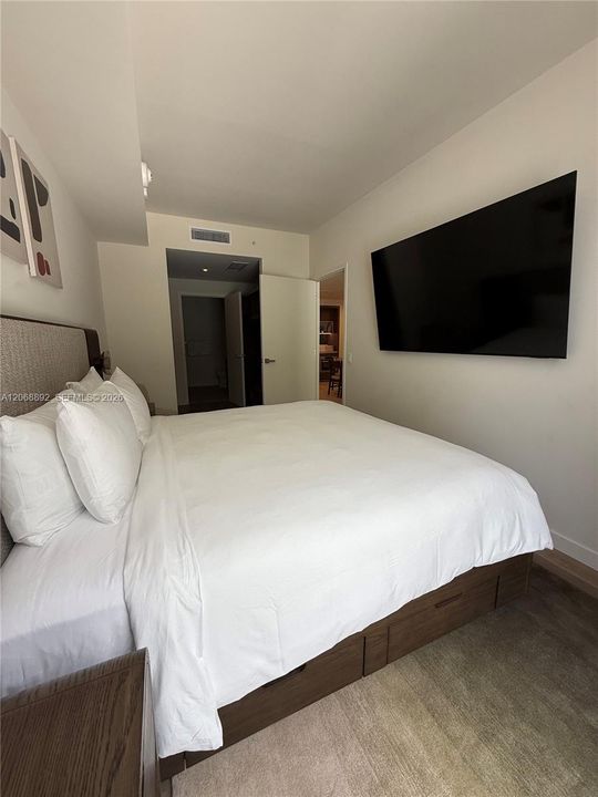 For Rent: $5,500 (2 beds, 2 baths, 975 Square Feet)