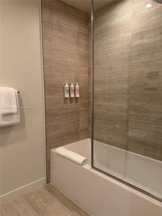 For Rent: $5,500 (2 beds, 2 baths, 975 Square Feet)