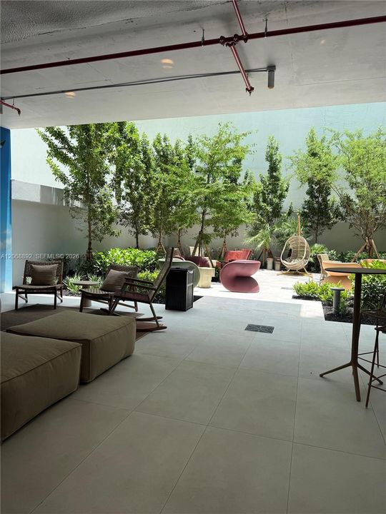 For Rent: $5,500 (2 beds, 2 baths, 975 Square Feet)