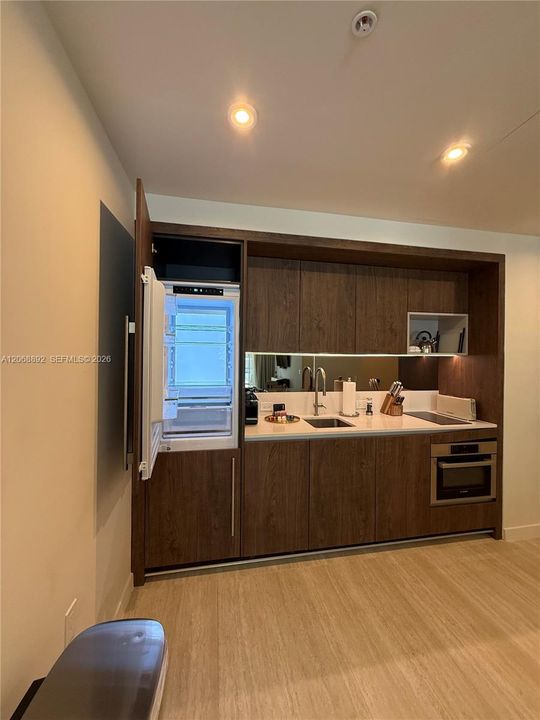 For Rent: $5,500 (2 beds, 2 baths, 975 Square Feet)