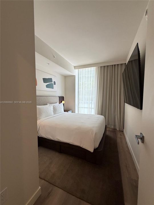 For Rent: $5,500 (2 beds, 2 baths, 975 Square Feet)