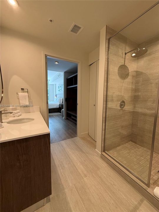 For Rent: $5,500 (2 beds, 2 baths, 975 Square Feet)