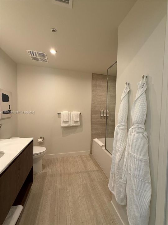 For Rent: $5,500 (2 beds, 2 baths, 975 Square Feet)