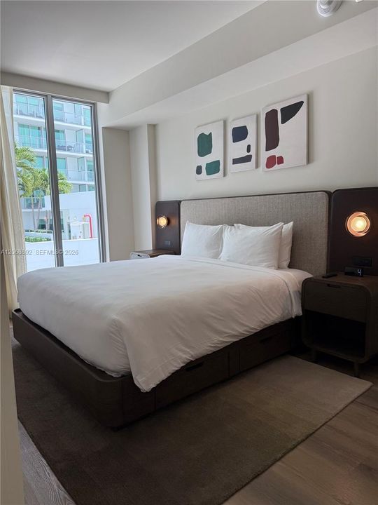 For Rent: $5,500 (2 beds, 2 baths, 975 Square Feet)